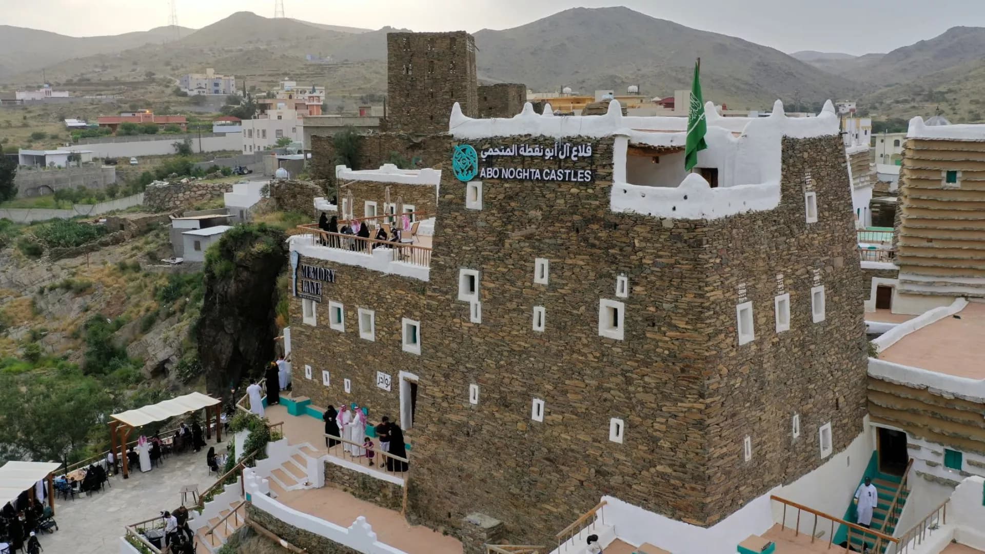 Head to the historic Tabab and enjoy visiting the palaces of Abu Nuqta al-Mutahmi