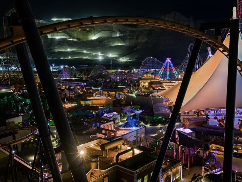 Two nights' accommodation in a 5-star hotel and Six Flags tickets for five people