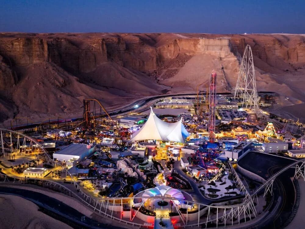 Two nights' accommodation in a 5-star hotel and Six Flags tickets for five people