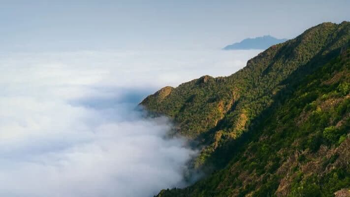 A nature tour amidst the stunning mountain scenery of Asir