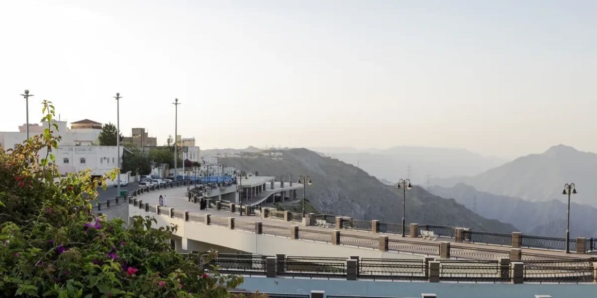 A nature tour amidst the stunning mountain scenery of Asir
